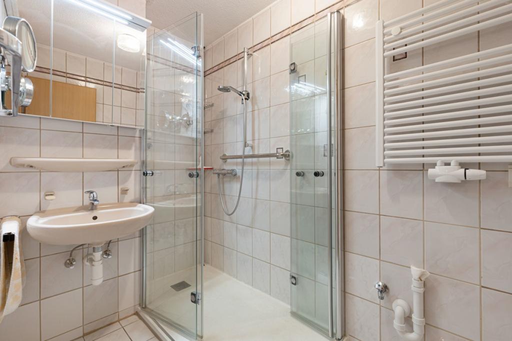 teilmodernisiertes Badezimmer0