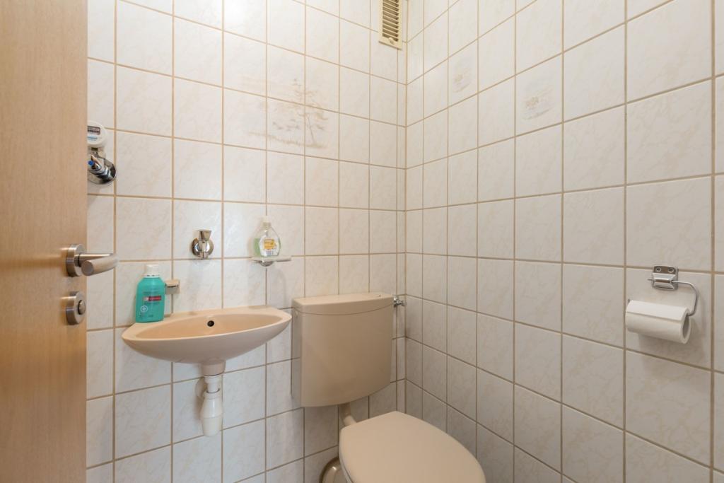separates WC