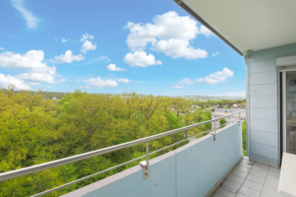 Sonniger Aussichts-Balkon