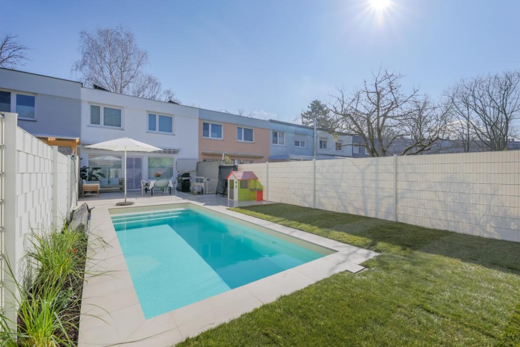 Rückansicht mit Garten mit Pool