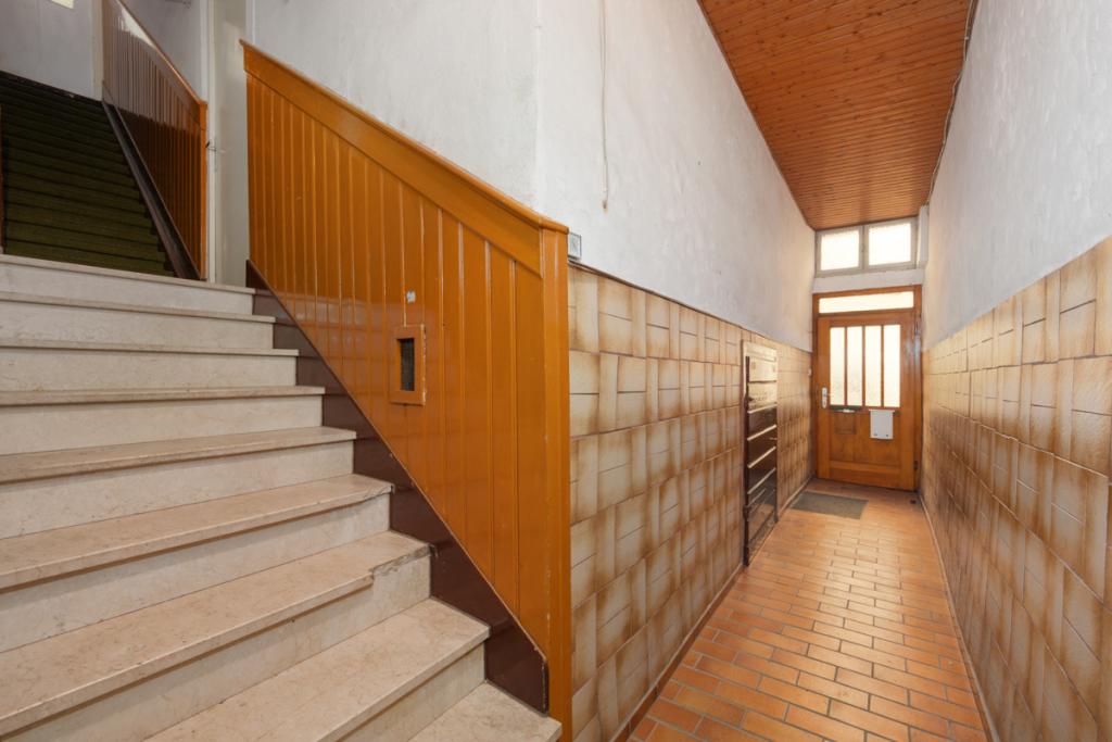Eingang und Treppenhaus