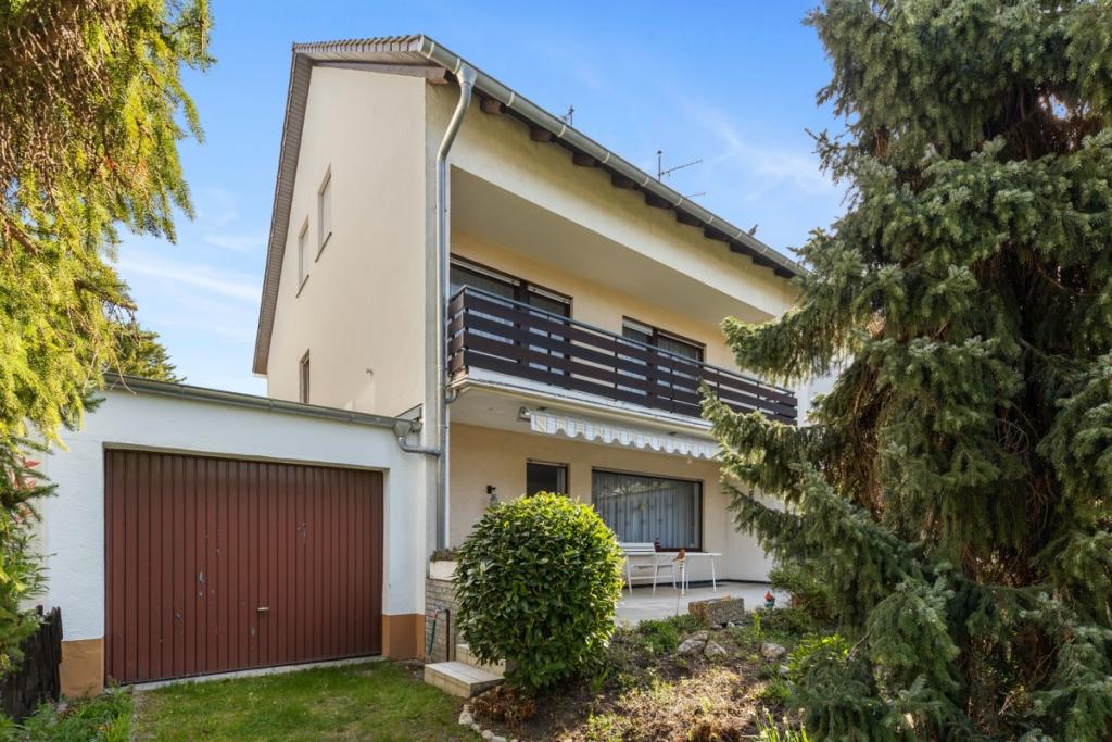 Außenansicht mit Garage