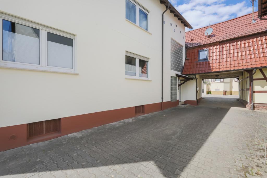 Hof mit Garagenzufahrt