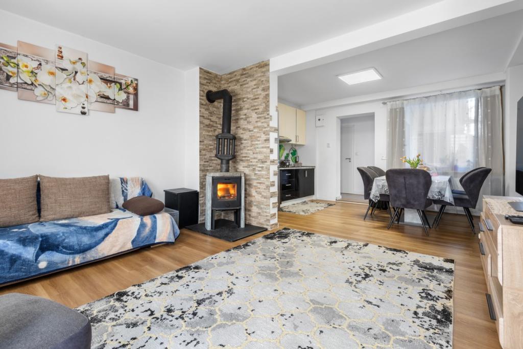 Wohnzimmer mit Essbereich und Küche