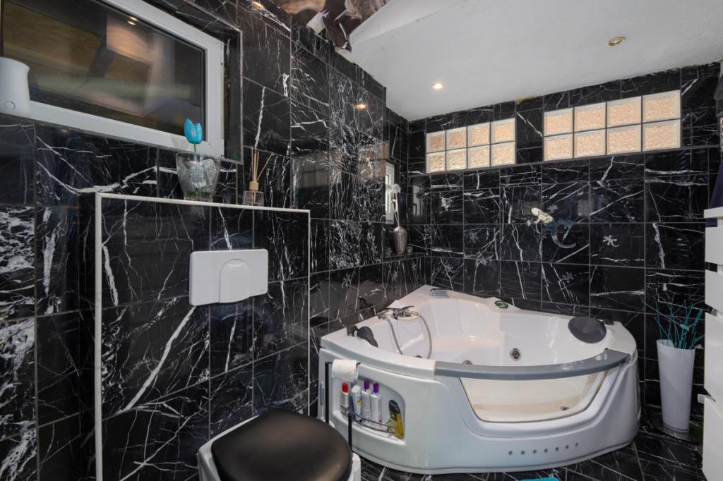 Badezimmer EG