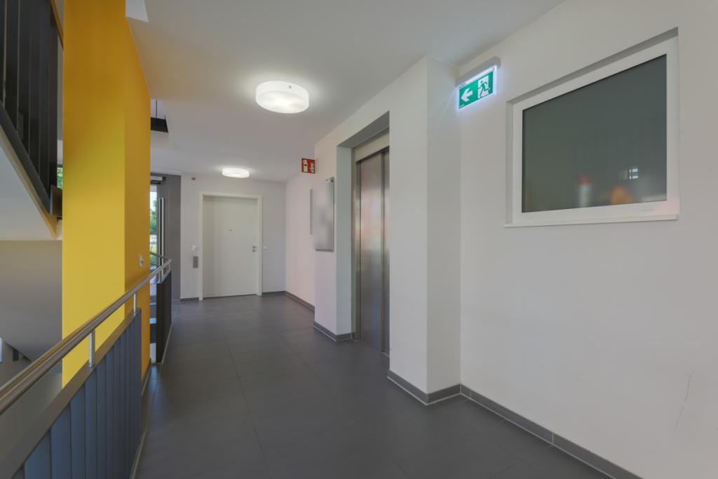 Flur / Treppenhaus mit Aufzug