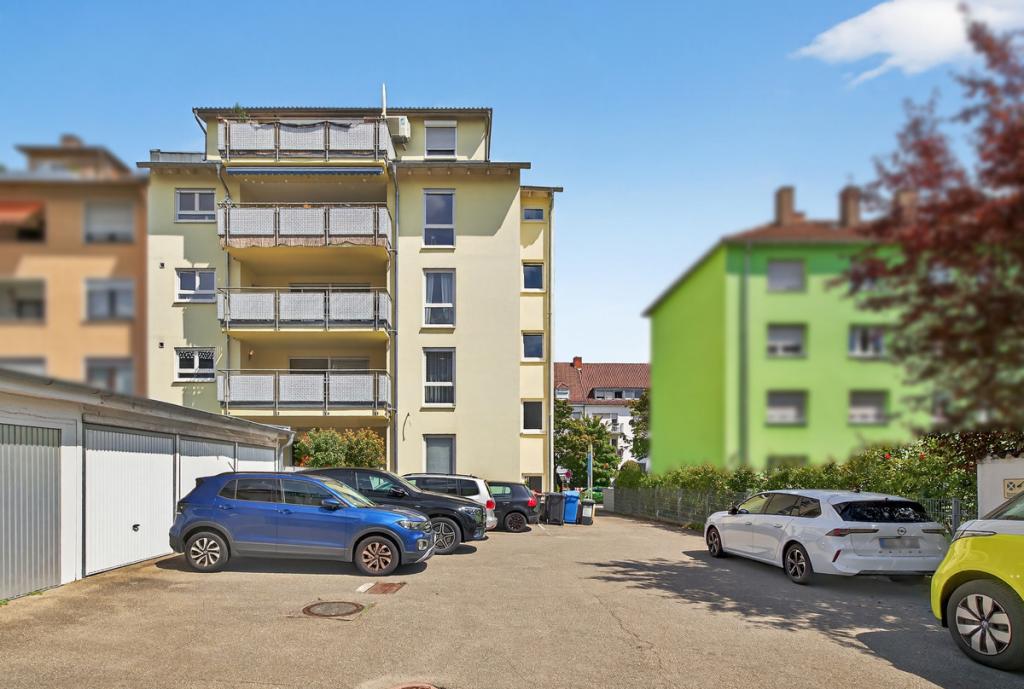 Garagenhof und Hausrückseite