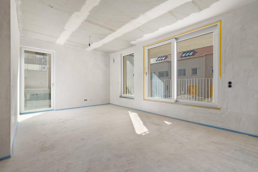 Wohn-Esszimmer mit Zugang zum Balkon