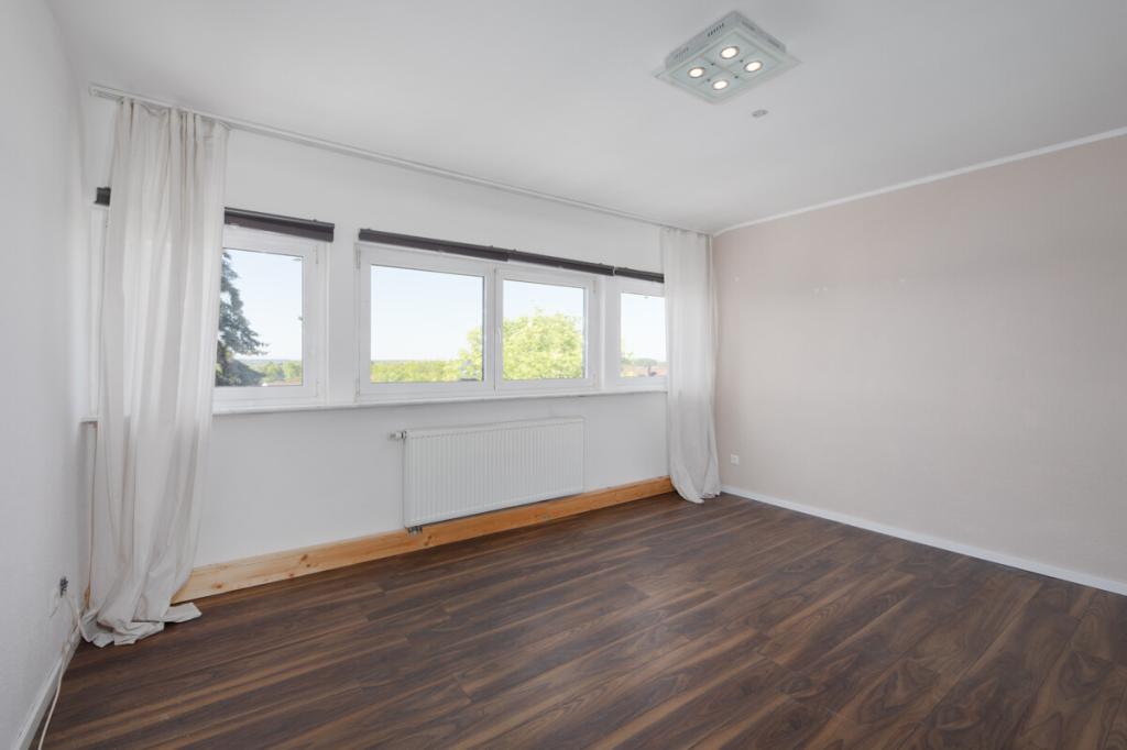 Helle Dachgeschosswohnung mit Einbauküche und Stellplatz - Foto 1