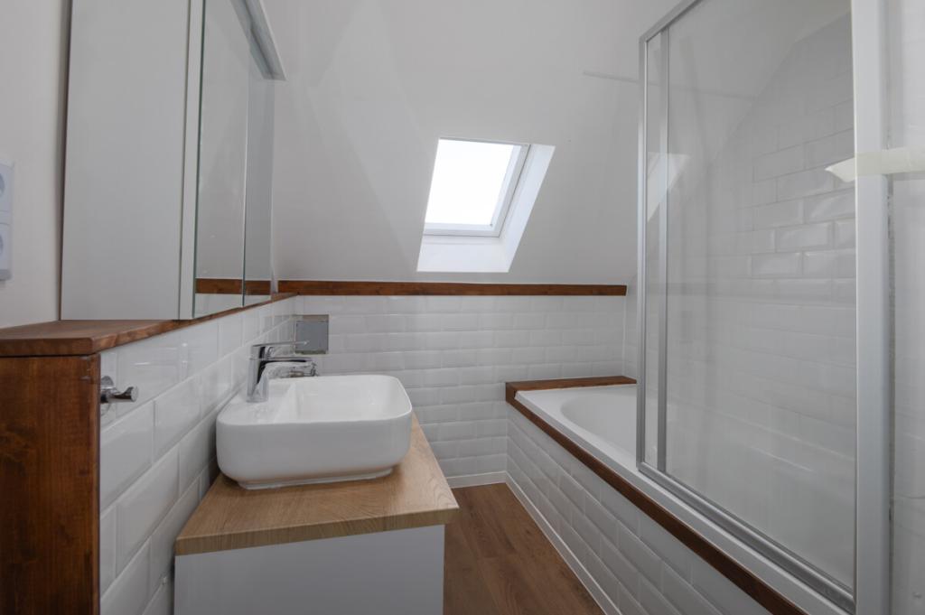 Helle Dachgeschosswohnung mit Einbauküche und Stellplatz - Foto 3