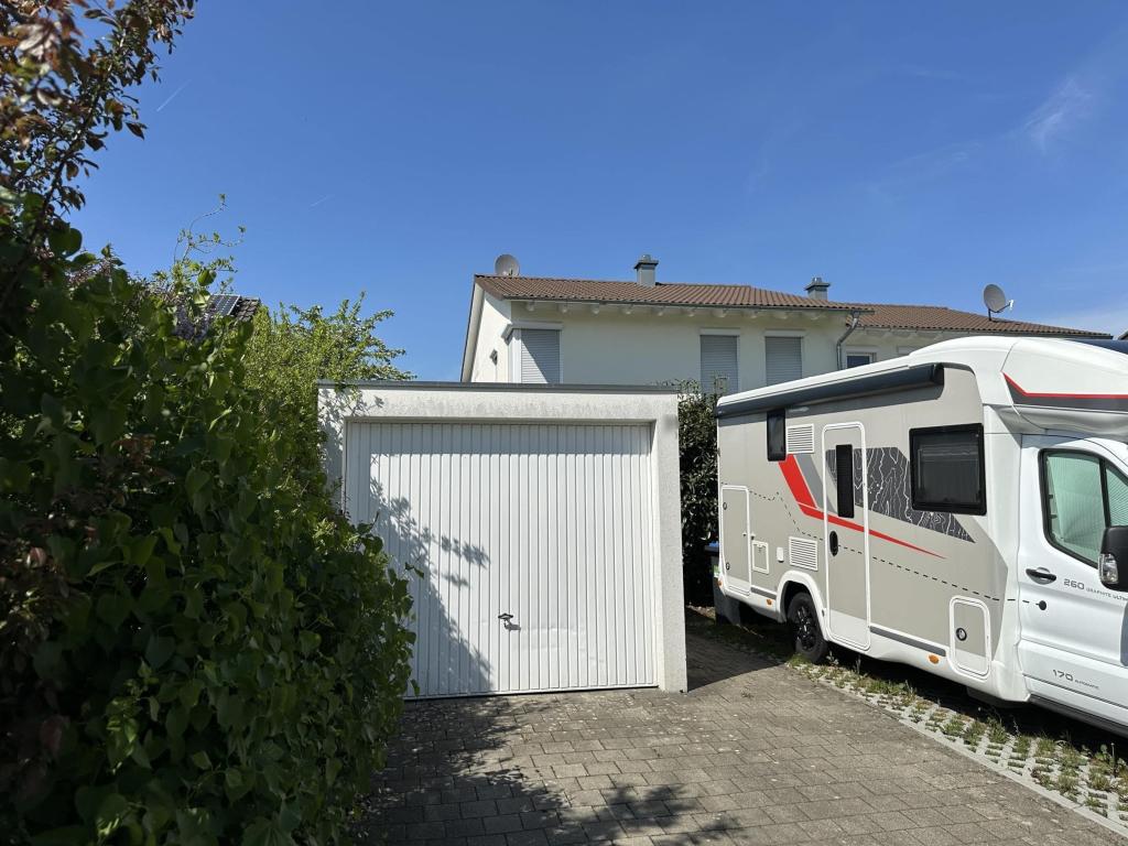 Garage und Stellplatz
