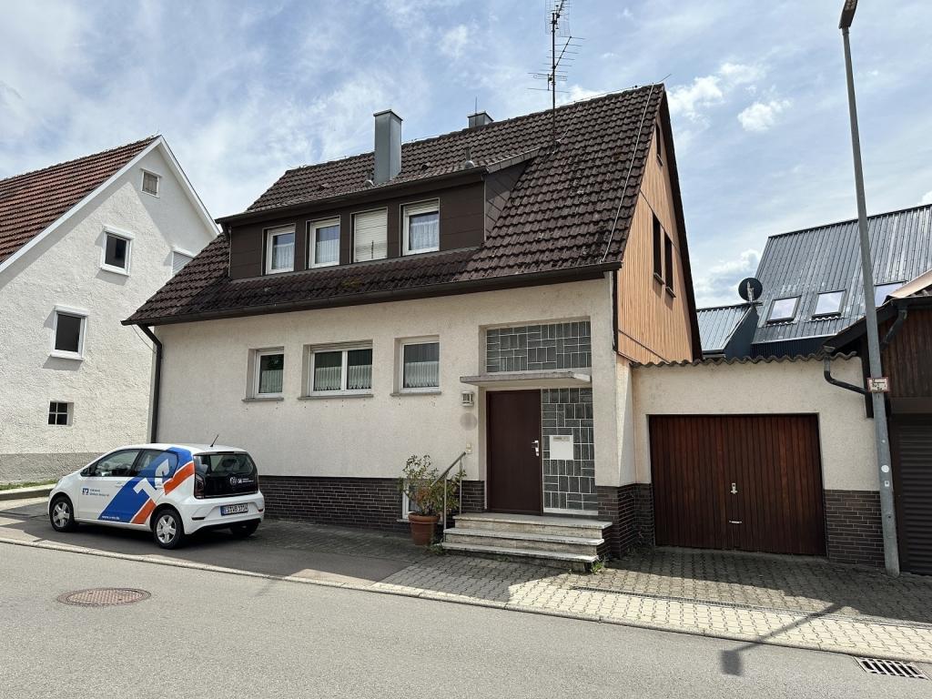 Außenansicht mit Garage