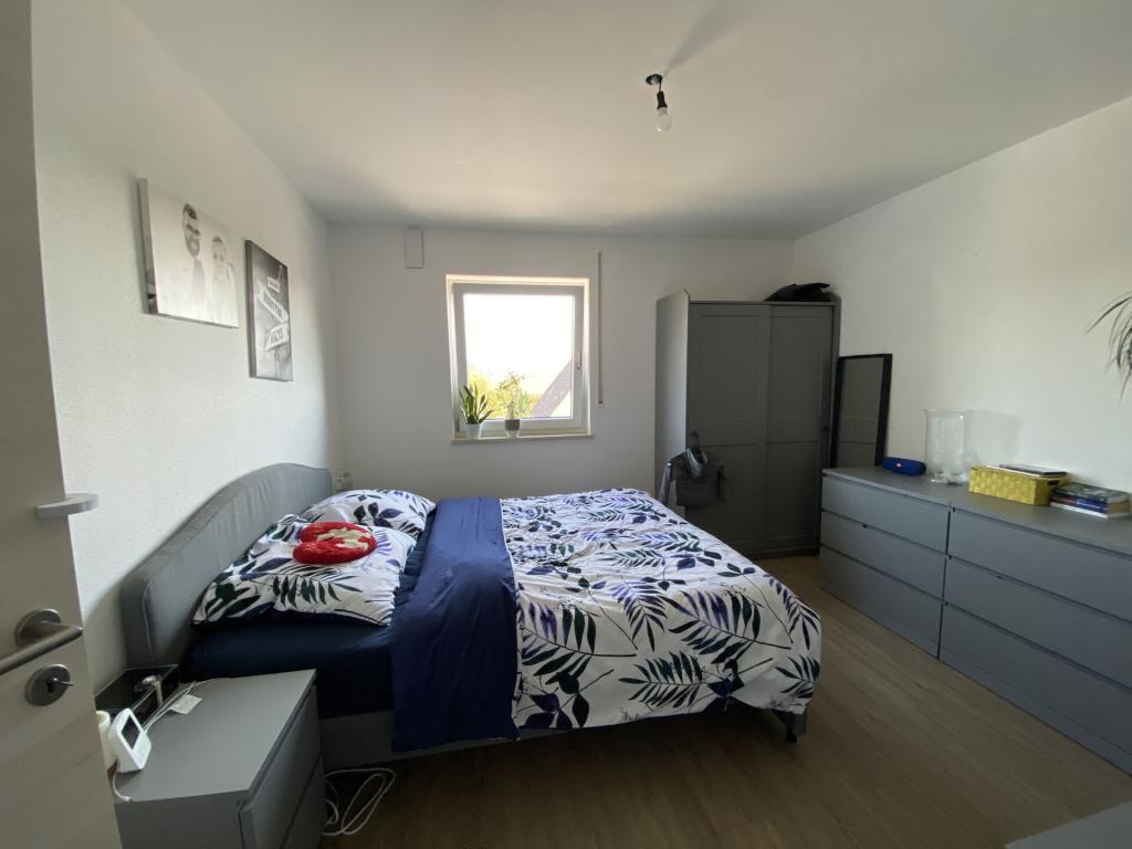 NEUWERTIGE 3-Zimmer-Wohnung mit Garage und Kfz-Stellplatz in ruhiger Siedlungslage in Taufkirchen! - Foto 1