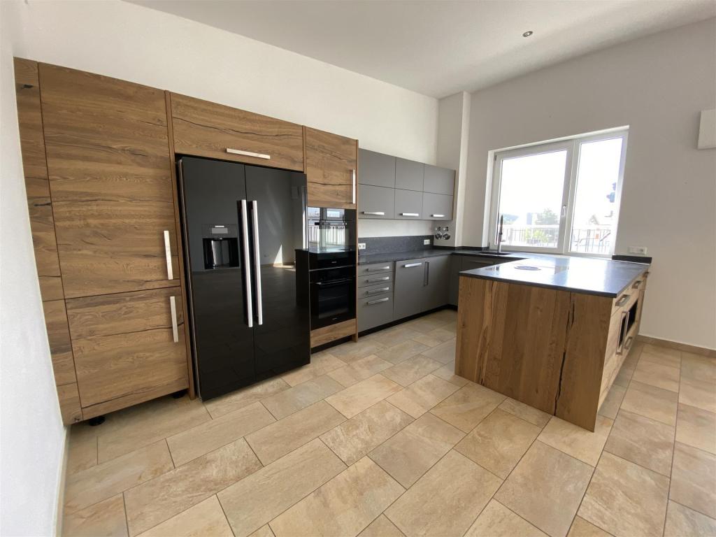 LUXURIÖSES Wohnen auf Zeit mit Dachterrasse über den Dächern von Taufkirchen (Vils)! Befristung bis 31.12.27! - Foto 1