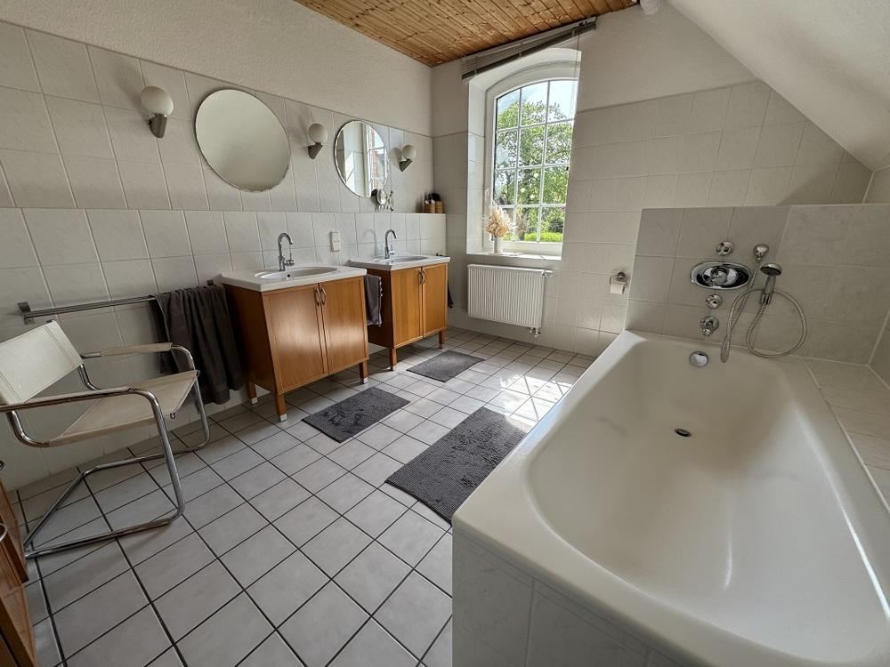 2675 OG Familienbad (3)