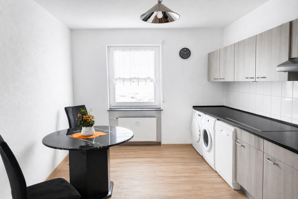 Charmante 2-Zimmer-Wohnung zur Miete mit Balkon und Garage nahe Kuhberg, oberhalb des Salinentals - Photo 3