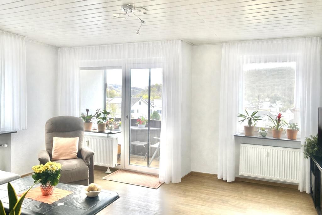 Charmante 2-Zimmer-Wohnung zur Miete mit Balkon und Garage nahe Kuhberg, oberhalb des Salinentals - Photo 1