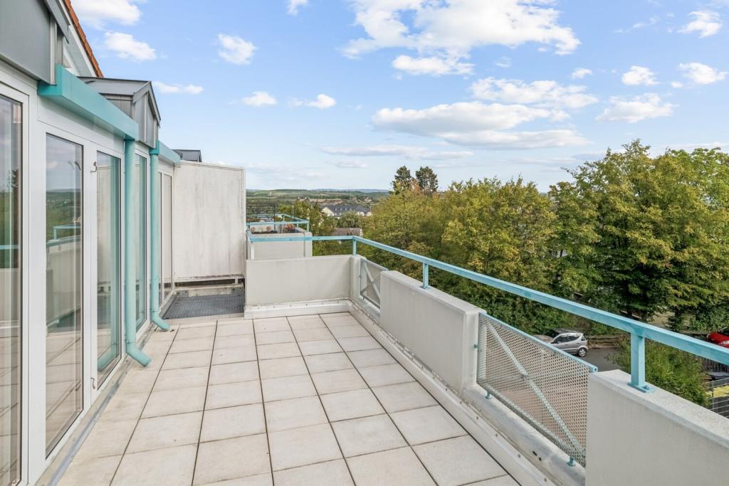 Zur Miete: Wohnen mit Weitblick – gepflegte 3-Zimmer-Dachgeschosswohnung mit zwei Dachterrassen - Photo 4