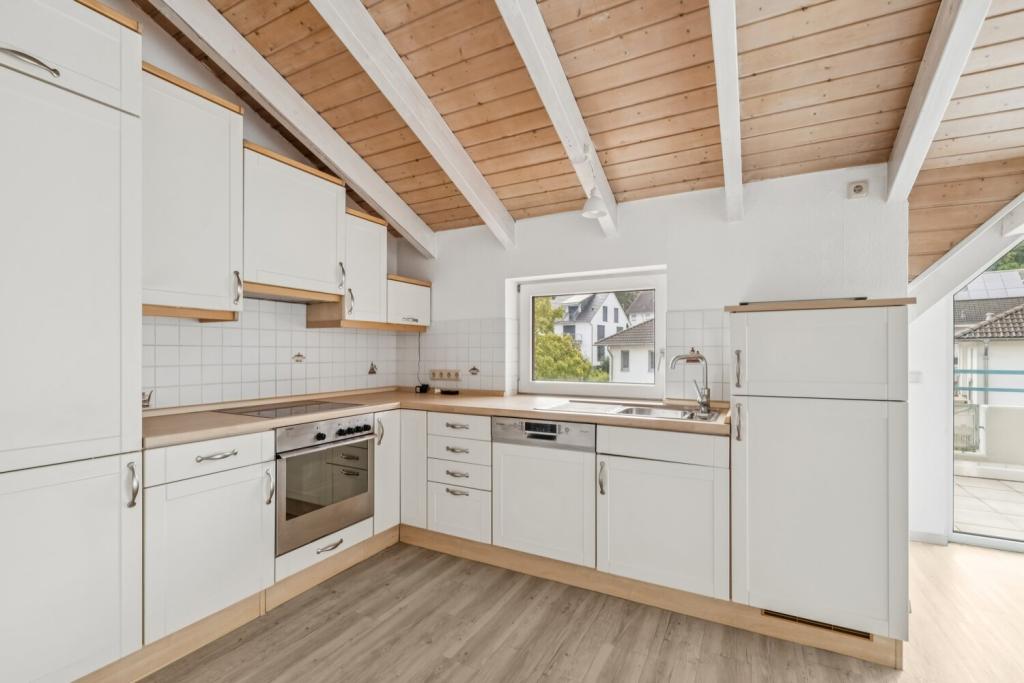Zur Miete: Wohnen mit Weitblick – gepflegte 3-Zimmer-Dachgeschosswohnung mit zwei Dachterrassen - Photo 2
