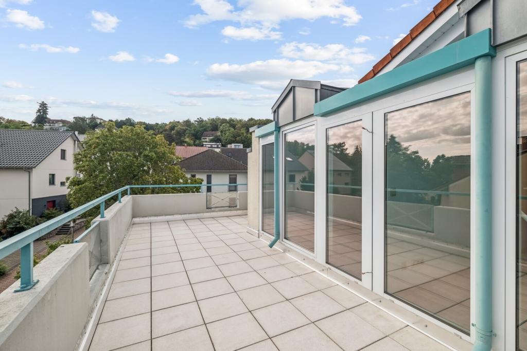 Zur Miete: Wohnen mit Weitblick – gepflegte 3-Zimmer-Dachgeschosswohnung mit zwei Dachterrassen - Photo 5