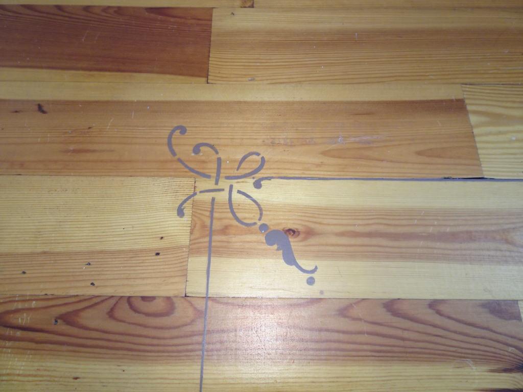 Dielenboden mit Ornamenten im Büro