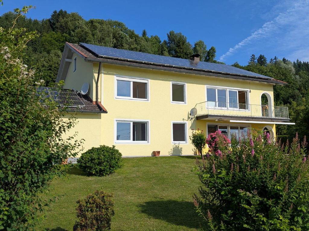 Süd-Ost-Ansicht mit Garage