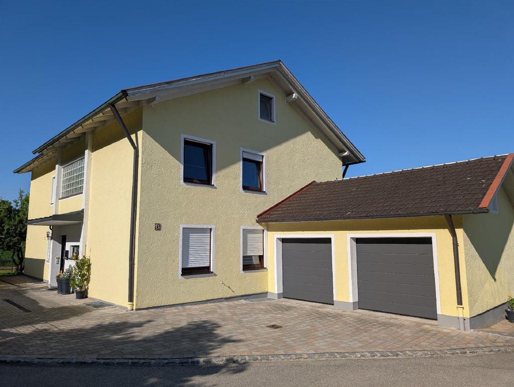Süd-West-Ansicht mit Garagen und Stellplatz