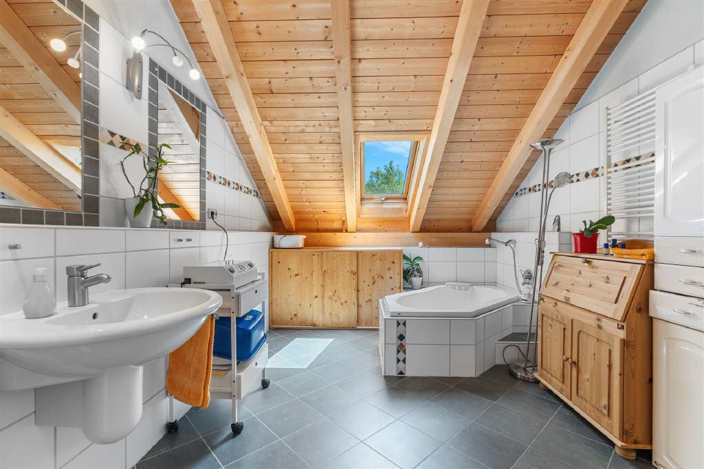 Badezimmer (DG)