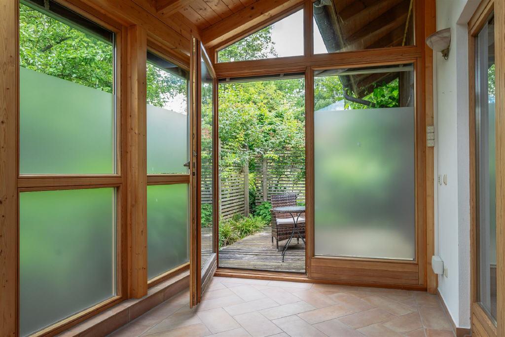 Wintergarten mit Zugang zur Terrasse