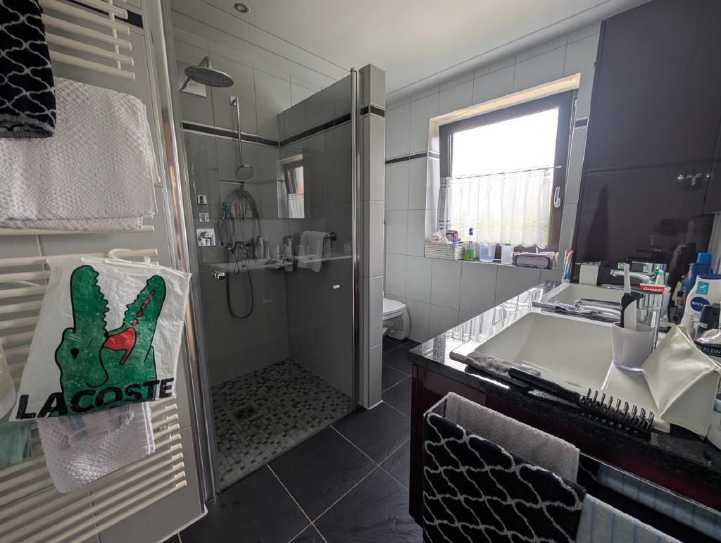 Bad mit Dusche und WC direkt am Schlafzimmer