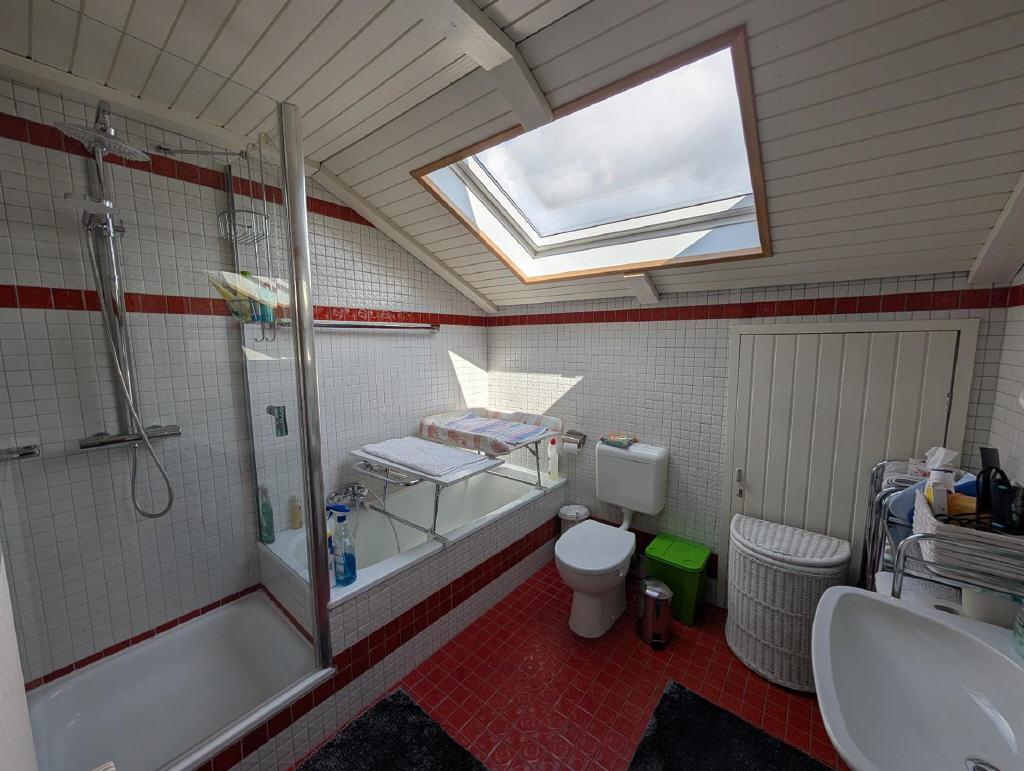 Bad mit Dusche, Wanne, WC und Waschbecken im OG