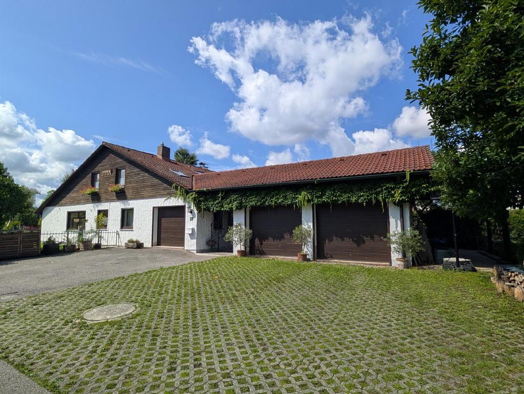 Ostseite mit drei Garagen und einem Carport