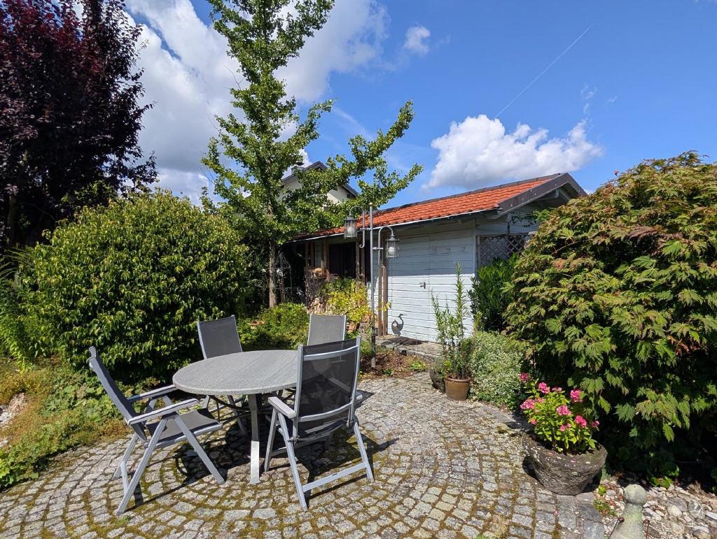 Sitzgelegenheit und Gartenhaus