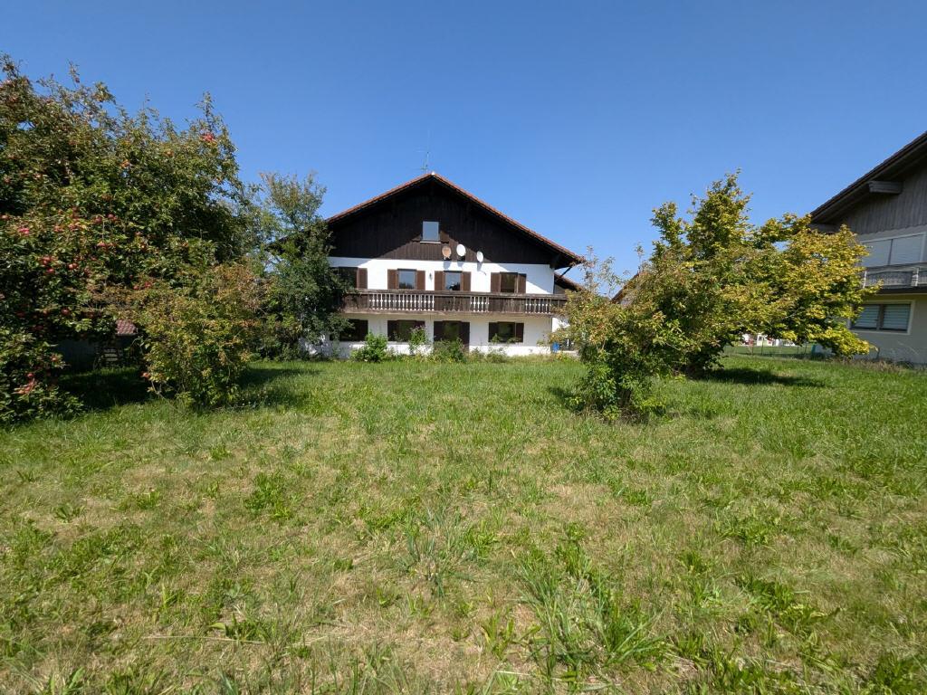 Süd-Ansicht mit großem Garten