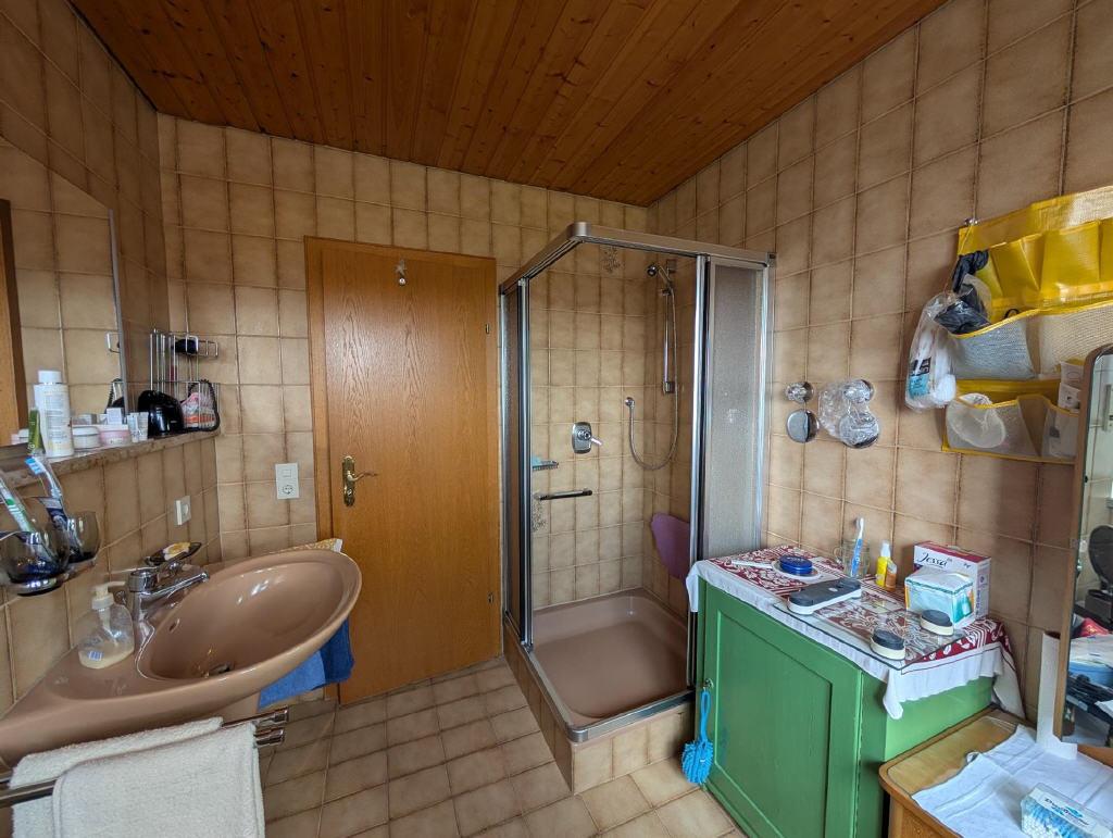Bad mit Dusche im DG