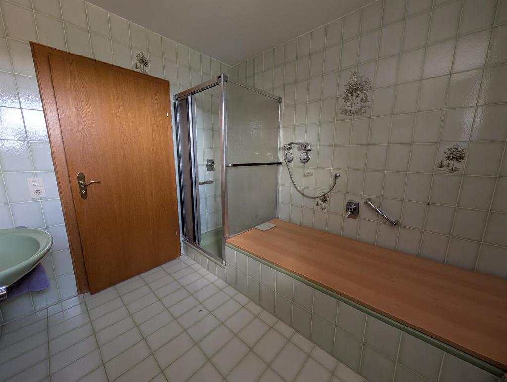 Bad mit Wanne und Dusche im EG