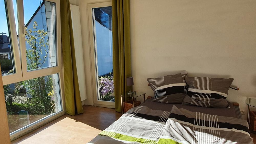 Schlafzimmer - vom Arbeitszimmer gesehen