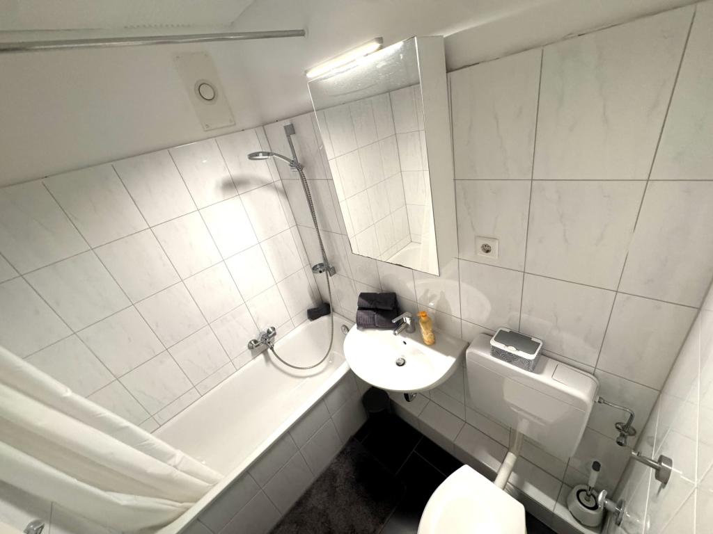 Sankt Augustin: Neu renoviert & voll möbliert – charmante Wohnung mit ca. 40 m² & großzügigem Balkon - Photo 4
