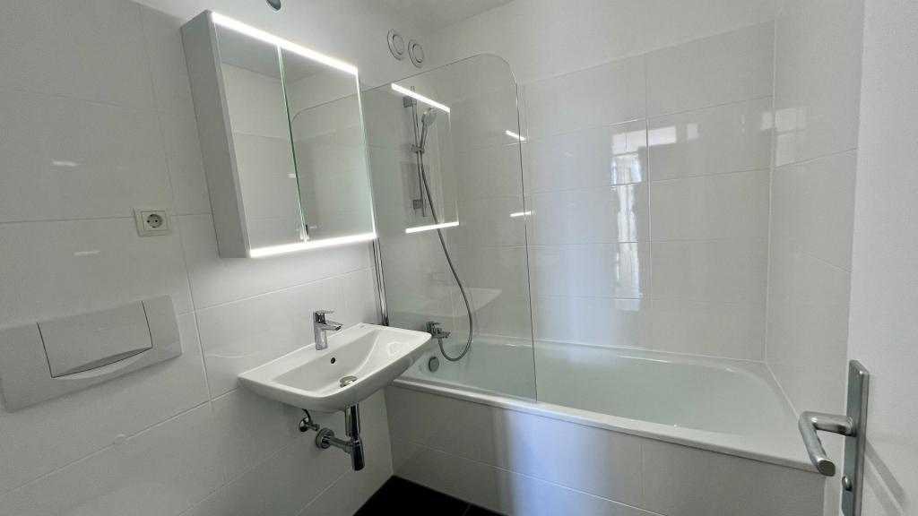Helle 1-Zimmer-Wohnung im obersten Geschoss mit Weitblick - Frisch renoviert - Photo 3