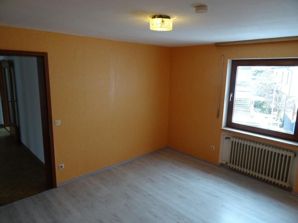 Helle 3,5 Zimmer Wohnung 1. OG mit Balkon, Stellplatz, Garten in 72348 Rosenfeld Heiligenzimmern ab sofort zu vermieten - Photo 2