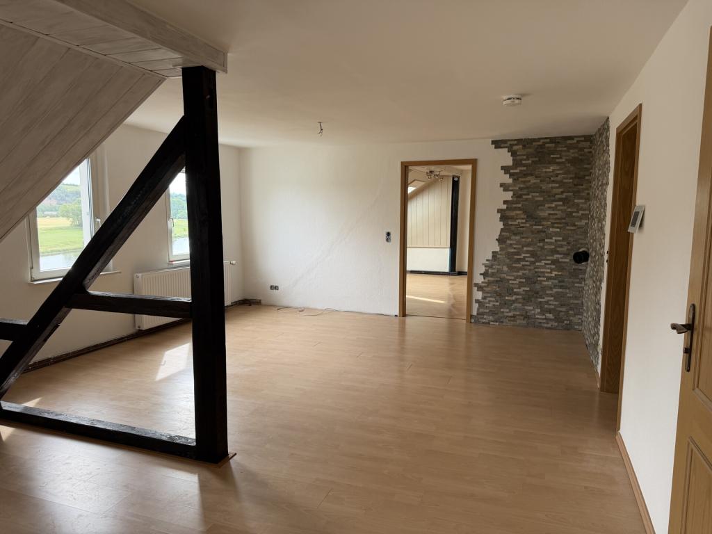 Attraktive Dachgeschoss-Familienwohnung mit Balkon, Garage und Gartenbereich - Photo 1