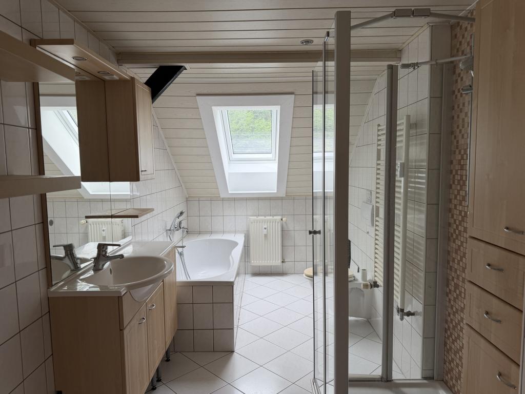 Attraktive Dachgeschoss-Familienwohnung mit Balkon, Garage und Gartenbereich - Photo 5