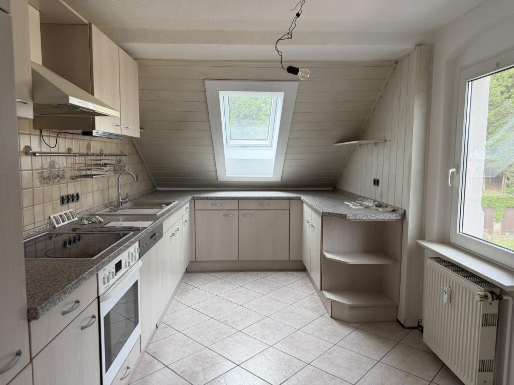 Attraktive Dachgeschoss-Familienwohnung mit Balkon, Garage und Gartenbereich - Photo 2