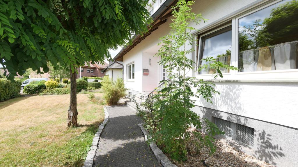 Seitenblick zum Hauseingang