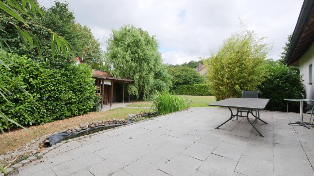 Blick von der Terrasse in den Garten