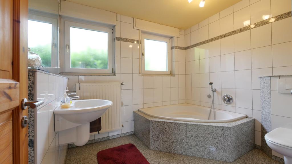 Badezimmer mit Wanne im Erdgeschoß