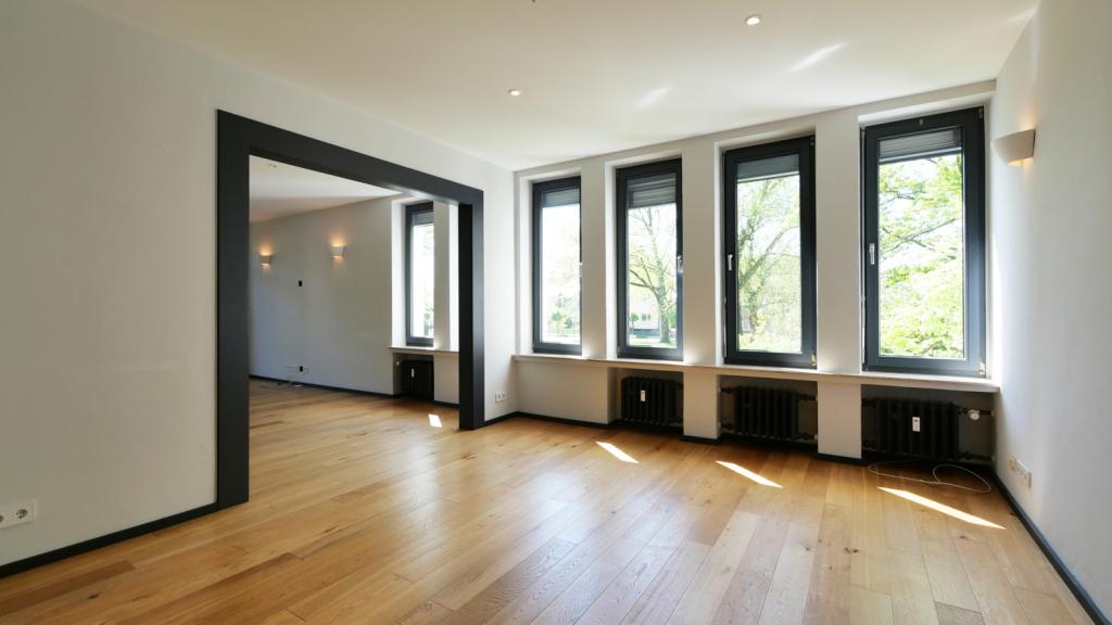 Elegantes Wohnen auf zwei Ebenen mit herrlichem Garten - Foto 1