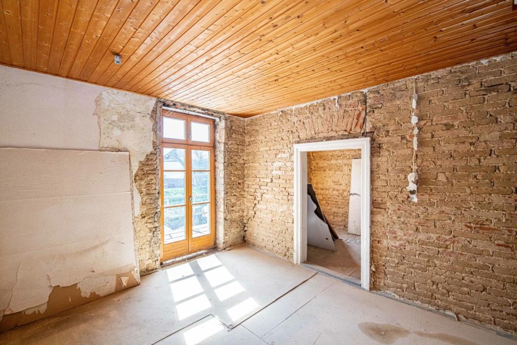 OG_Wohnung_links_Zimmer_1_mit_Zugang_Balkon