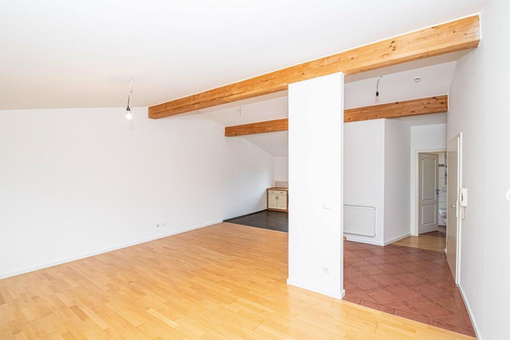 Vermietung: Helle Dachgeschosswohnung mit Balkon und Wohlfühlambiente - Photo 1
