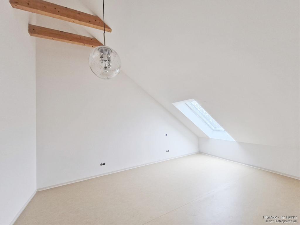 Moderne Dachgeschosswohnung mit Aufzug, Fußbodenheizung & Tiefgarage - Photo 3